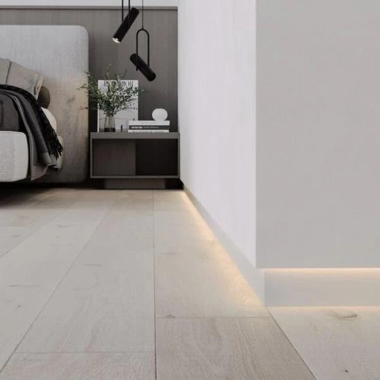 Ukryta aluminiowa listwa przypodłogowa z oświetleniem LED o wysokości 60 mm biały
