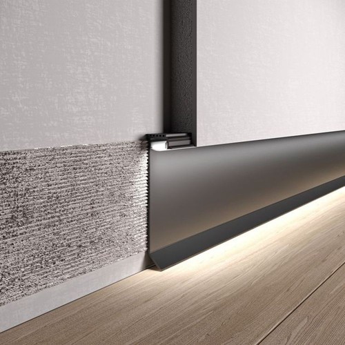 Ukryta aluminiowa listwa przypodłogowa z oświetleniem LED o wysokości 60 mm czarny
